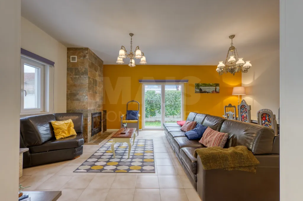 Moradia T3 Remodelada, Pronta a Habitar, com Ginásio, Anexo e Jardim