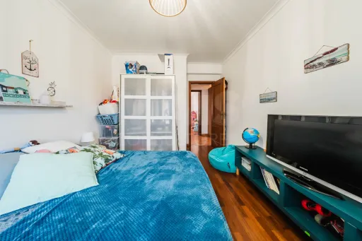 Apartamento T3 com Aquecimento Central, Garagem, Varandas e Arrecadações – Ferrel / Baleal