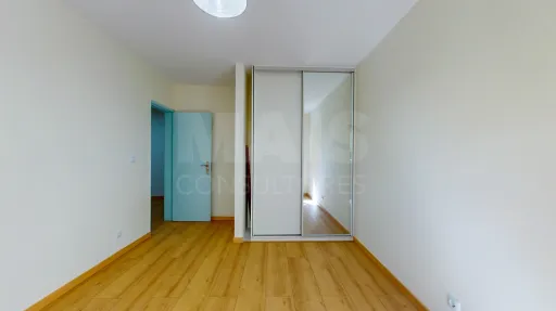 Apartamento T2 remodelado,1 andar no predio com 2 elevadores