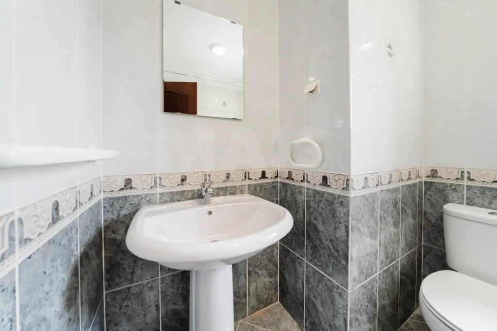 Moradia T4 em Olho Marinho | 260m² | Lote 734m²
