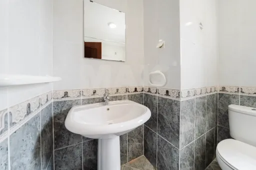 Moradia T4 em Olho Marinho | 260m² | Lote 734m²
