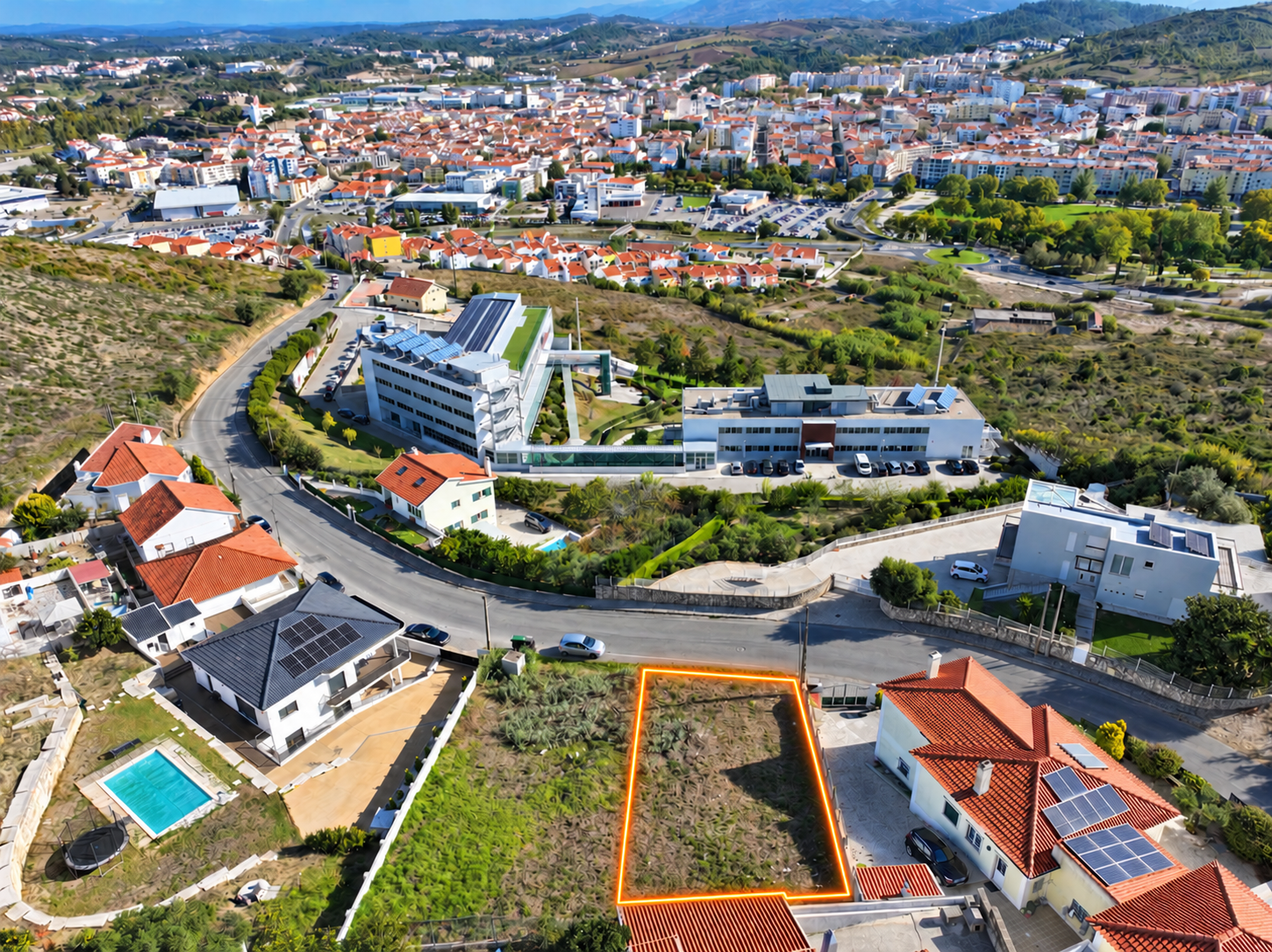 Lote Urbano c/ 464m2 e Proj. para Moradia T4 com Piscina & Vista Desafogada | VARATOJO