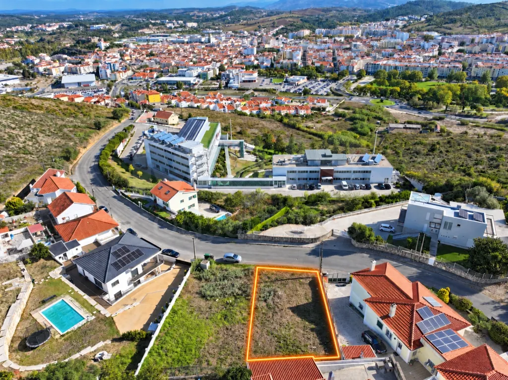Lote Urbano c/ 464m2 e Proj. para Moradia T4 com Piscina & Vista Desafogada | VARATOJO