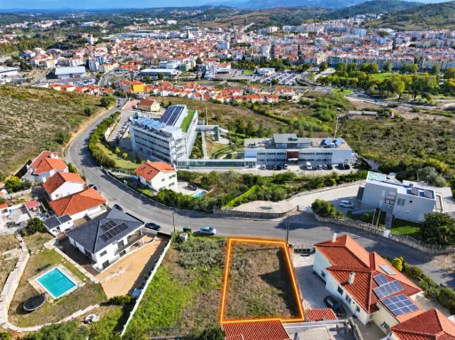 Lote Urbano c/ 464m2 e Proj. para Moradia T4 com Piscina & Vista Desafogada | VARATOJO