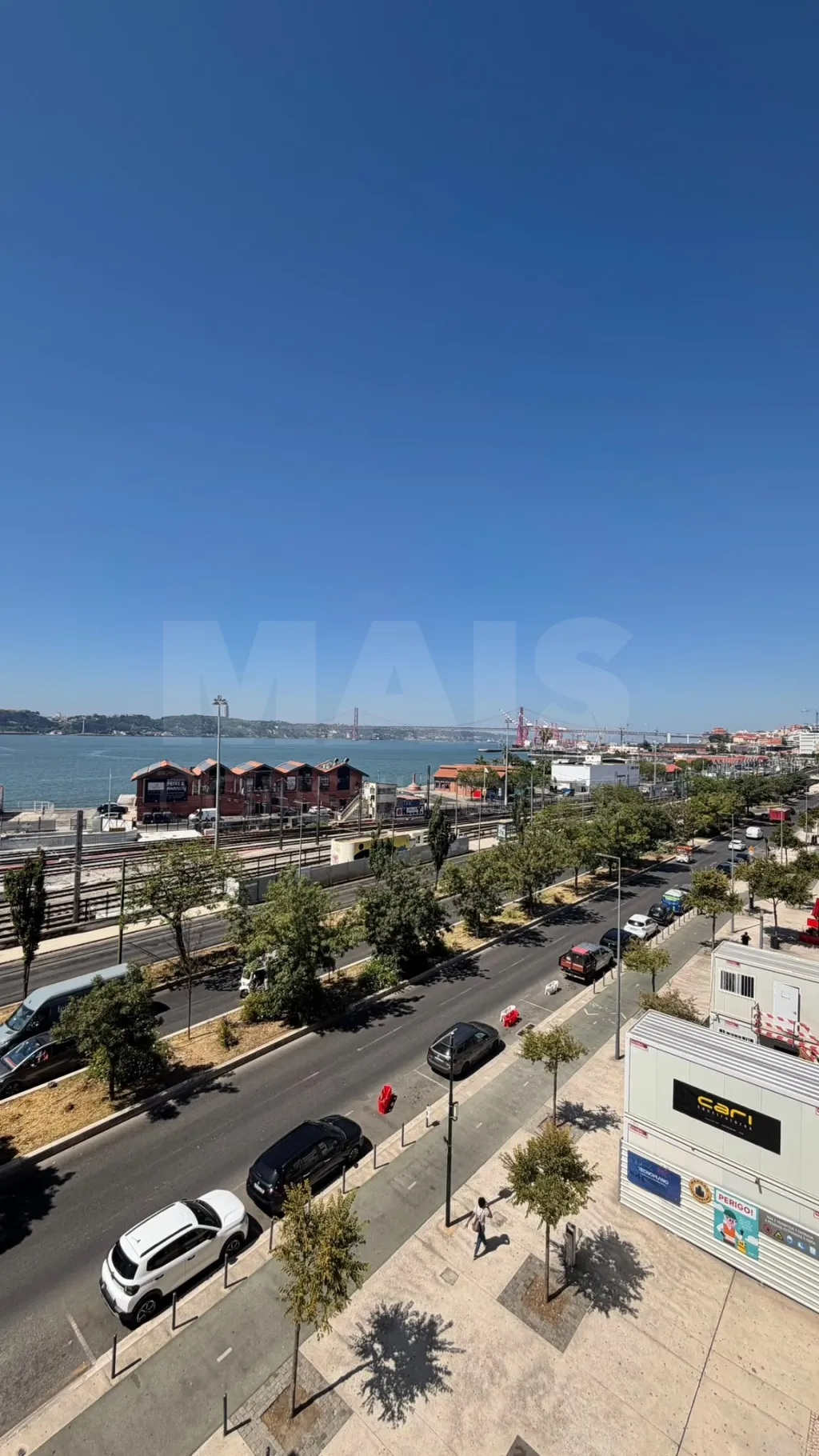 T1 Remodelado com Vista Rio | Av. 24 de Julho — Cais do Sodré