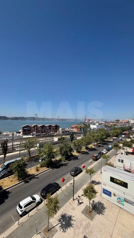 T1 Remodelado com Vista Rio | Av. 24 de Julho — Cais do Sodré