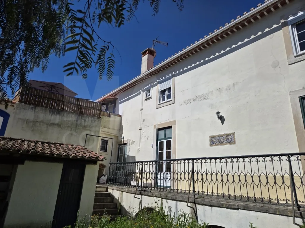 Prédio no Centro de Torres Novas com Jardim e Forte Potencial para constituição de Propriedade Horizontal com elevada rentabilidade de investimento