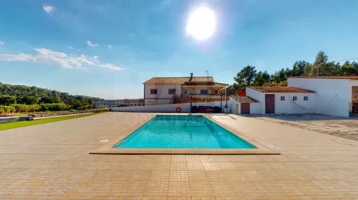 🏡 Moradia com Piscina e Espaço Exterior de Lazer em Alcanede — em funcionamento como AL