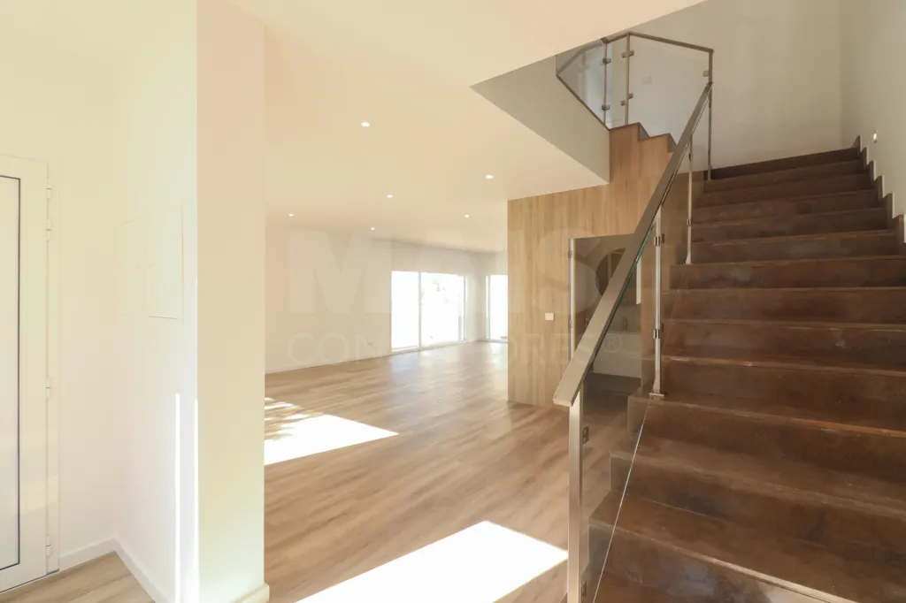 House 4 Bedrooms Juncalinho gated community