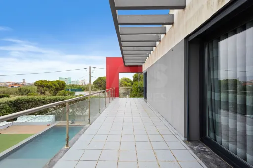Deslumbrante Moradia T5 com Vista Mar, Piscina Privada e Excelente Exposição Solar