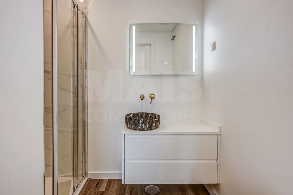 Apartamento T3 totalmente remodelado na Póvoa de Santa Iria com parqueamento