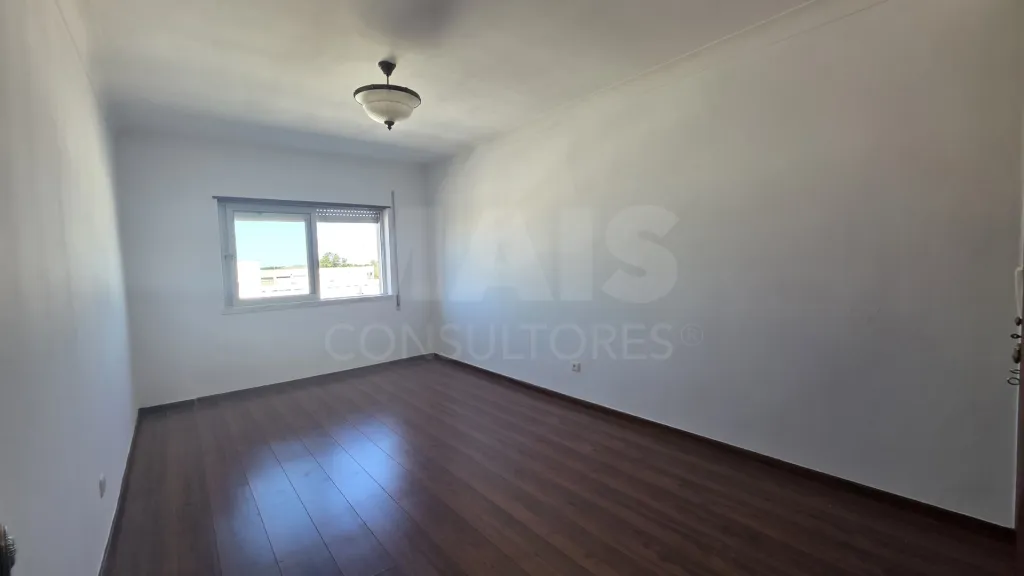 Apartamento T1 Transformado em T2 em Benavente | 70 m² | Excelente localização