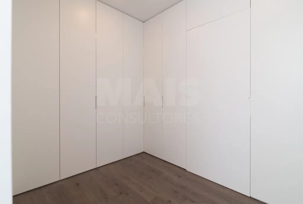 Moradia Geminada T4 + 1 com Piscina Famões