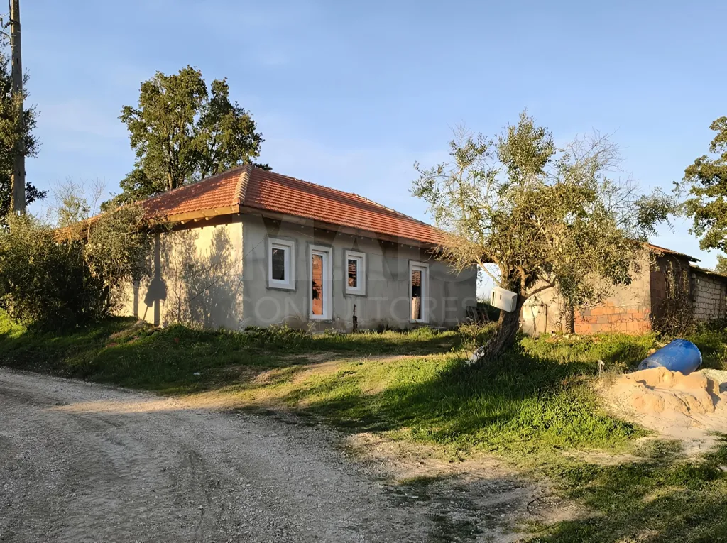 Moradia T2+1 c/ Anexo & Armazém em Lote de 7.600m2