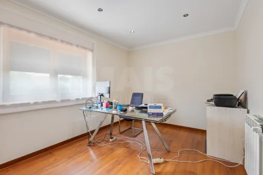 Moradia T5 com piscina e garagem em terreno de 2.000m2 na Bufarda