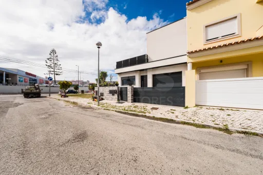 NÃO PUBLICAR Moradia T3 Semi-Nova no centro da cidade com garagem e terraço privativo