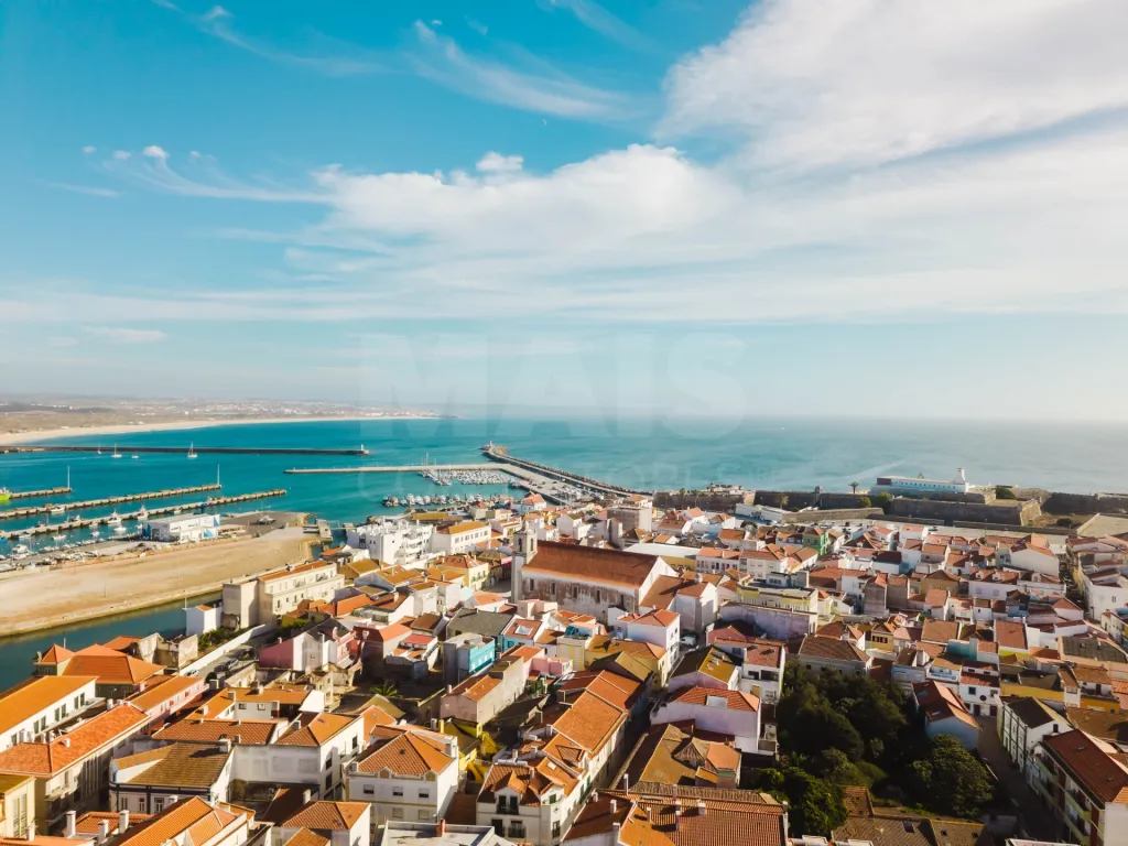 Moradia totalmente remodelada no coração de Peniche!