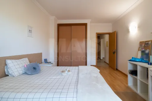 Andar de Moradia T4 com Terraço em Agualva-Cacém