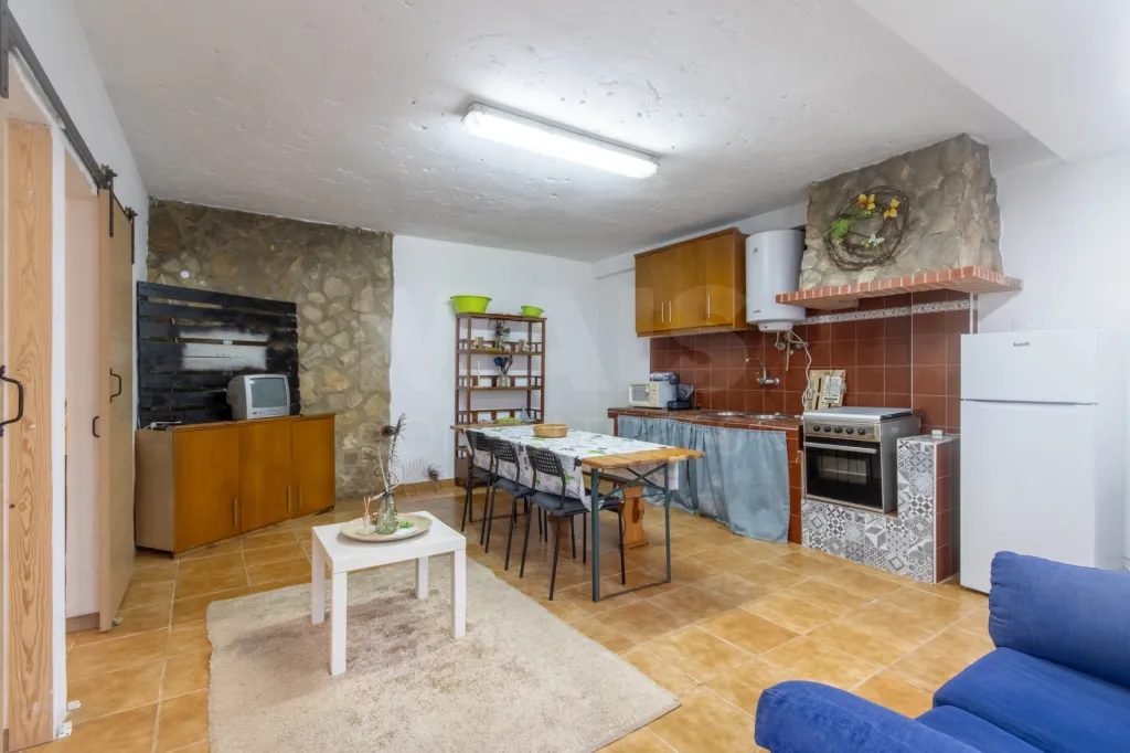 Moradia térrea T4 com anexo e 5.000 m2 de terreno em Geraldes