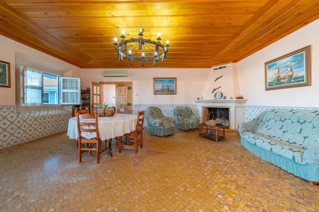 4-Bedroom House with Pool, 3 Garages, and 3,179 m² of Land in Almeirim