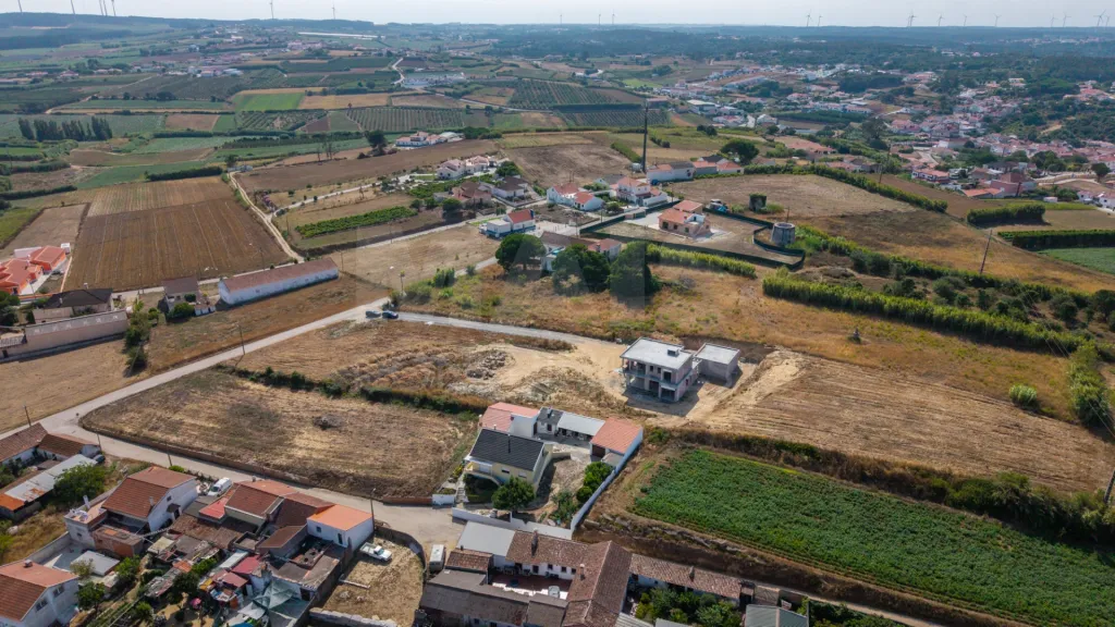 Moradia T4 nova com piscina em terreno de 2200m2