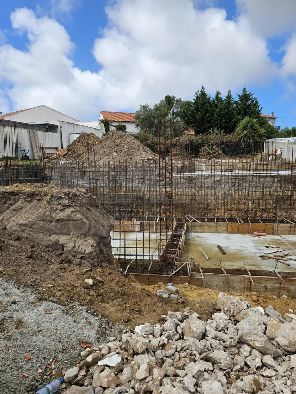 Moradia T3 Nova com Piscina e Garagem – Construção em Curso | Nadadouro