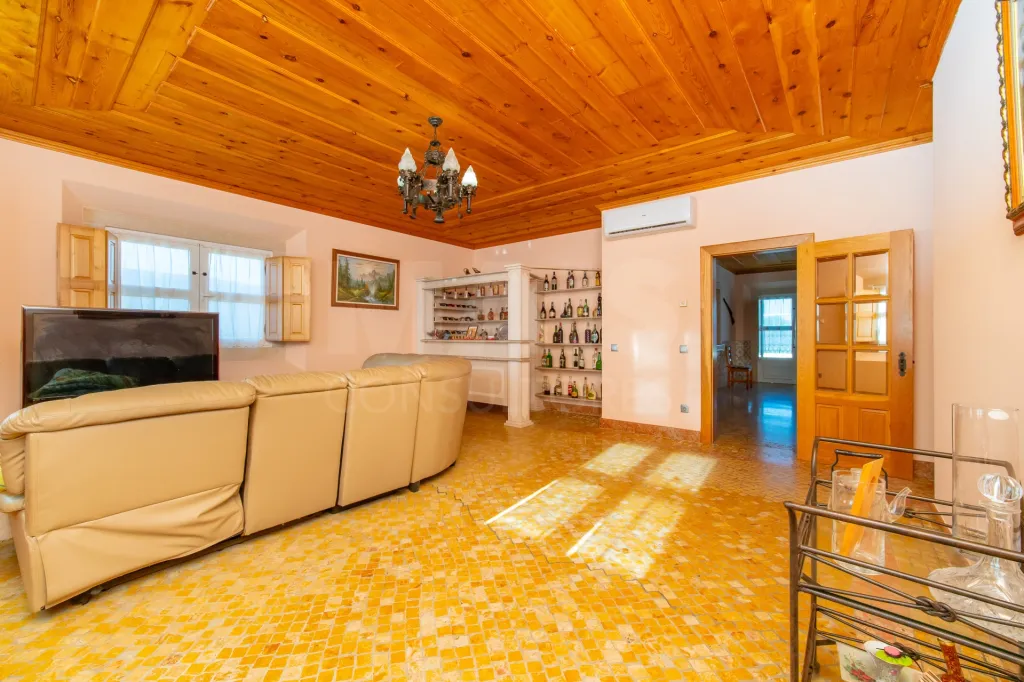 4-Bedroom House with Pool, 3 Garages, and 3,179 m² of Land in Almeirim