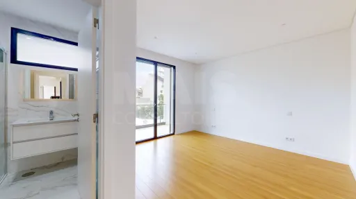 Moradia nova com piscina T4 em Linda a Velha
