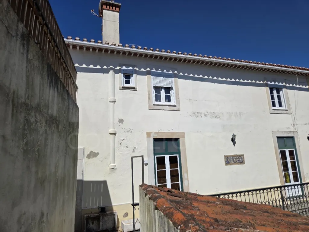 Prédio no Centro de Torres Novas com Jardim e Forte Potencial para constituição de Propriedade Horizontal com elevada rentabilidade de investimento