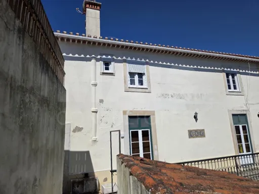 Prédio no Centro de Torres Novas com Jardim e Forte Potencial para constituição de Propriedade Horizontal com elevada rentabilidade de investimento