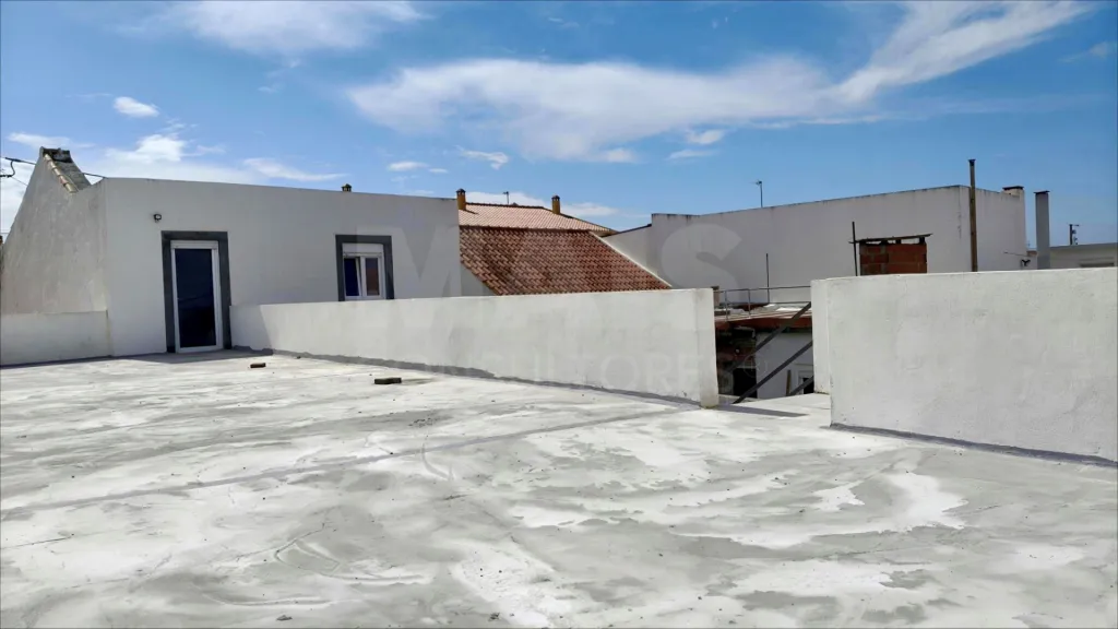 MORADIA T3 Remodelada, Mobilada c/ Suite Master, Terraço, Garagem, Vista Serra, Perto das Praias!