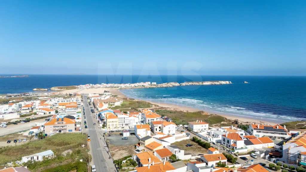 Dois espaços comerciais emblemáticos para trespasse no Baleal