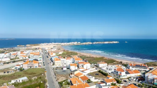 Dois espaços comerciais emblemáticos para trespasse no Baleal