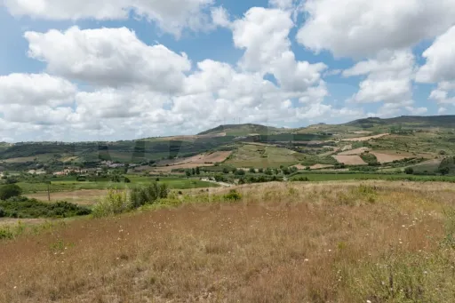 Moradia T1 Parcialmente Remodelada no casal das Andorinhas - Dois Portos