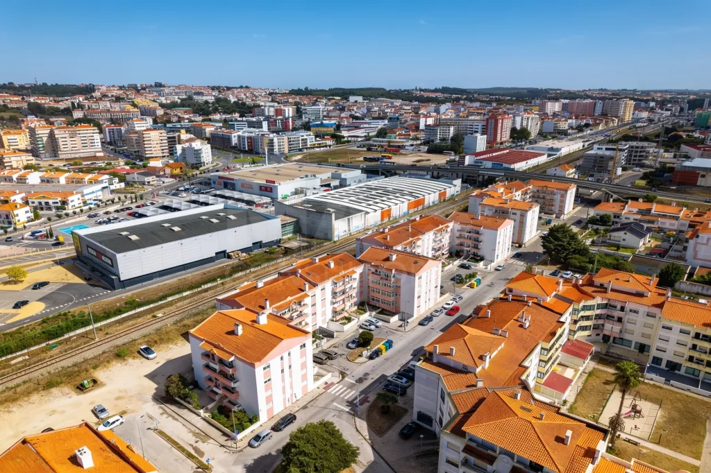 Apartamento T3 Renovado com Garagem Box – Cidade Nova, Caldas da Rainha