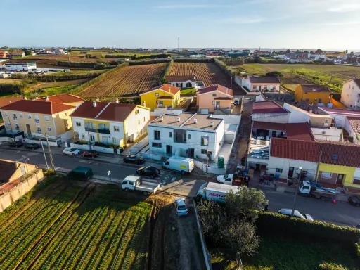 Moradia T4 com Garagem Logradouro e Jardim