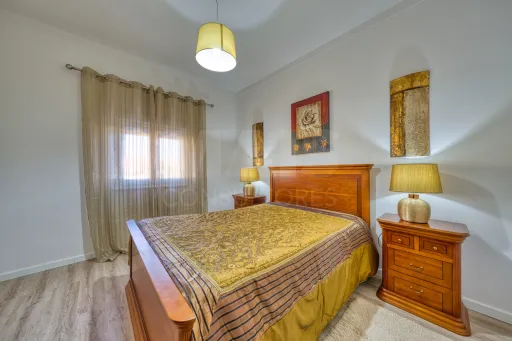 Viva com Espaço e Conforto: Moradia T4 com Anexo e Garagem em Coruche – Pronta a Habitar