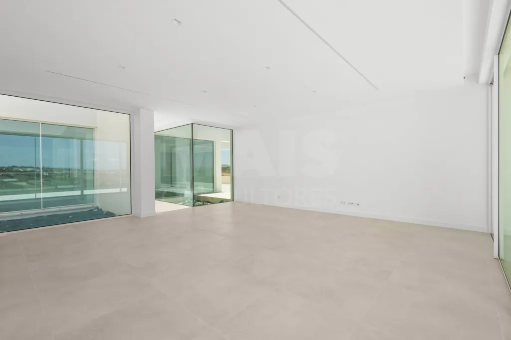 4-bedr. house on 2-hectare plot in Carvalhal
