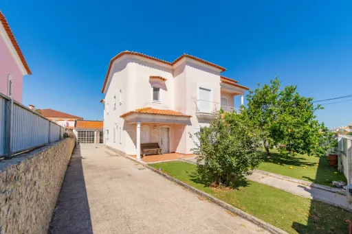 Moradia T4 com piscina coberta e garagem para duas viaturas em Samora Correia.