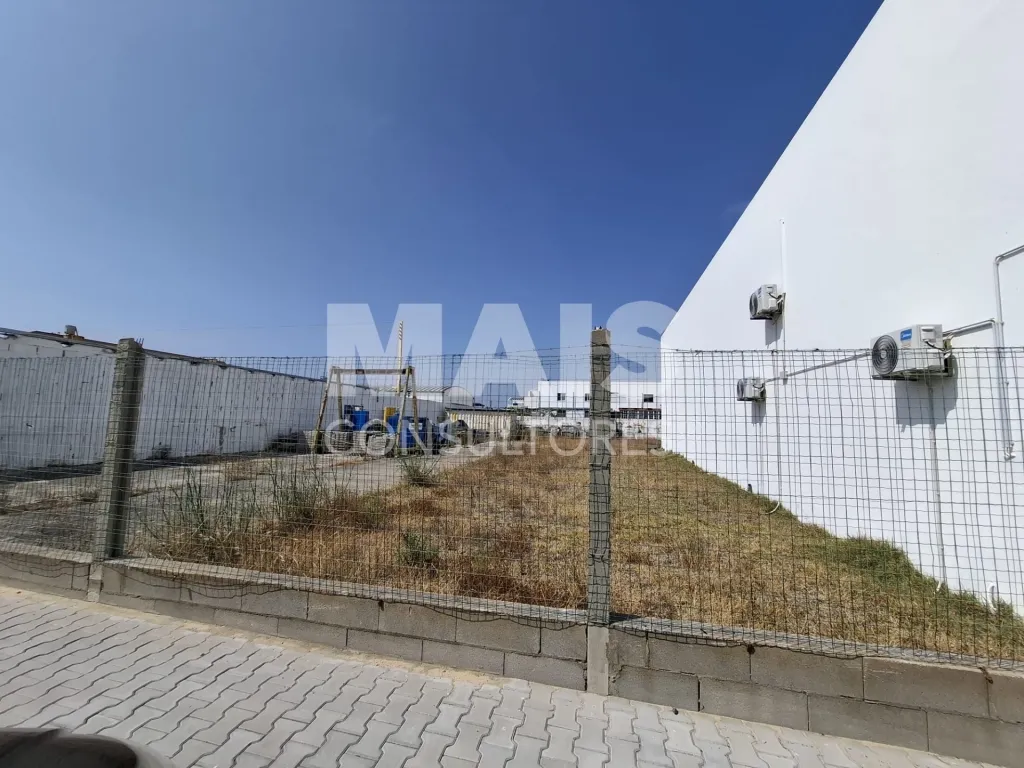 Building with Warehouse and Land for Expansion in Vila Nova de Santo André, Setúbal