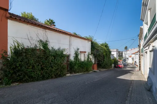 Duas Moradias com Terreno de 1.480 m² no centro da Lourinhã