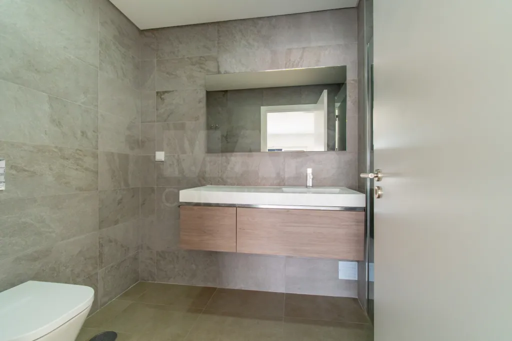Premium, Like-New 3-Bedroom Apartment with Exceptional Balcony – Garage – Elevator – Convenient Access to Lisbon