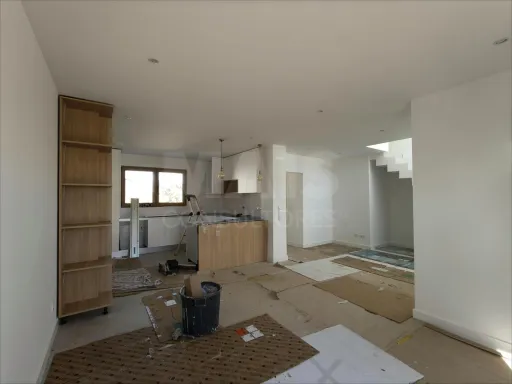 Moradia T3 c/ 2 Suites, 1 Closet, Logradouro e Vista Mar!