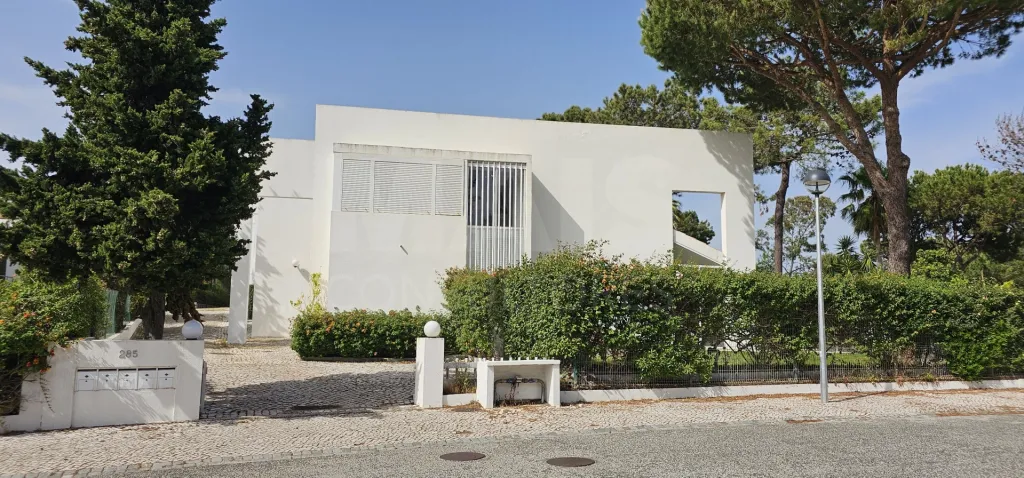 Moradia Contemporânea com terreno 700m2 em Soltroia – Próxima da Praia