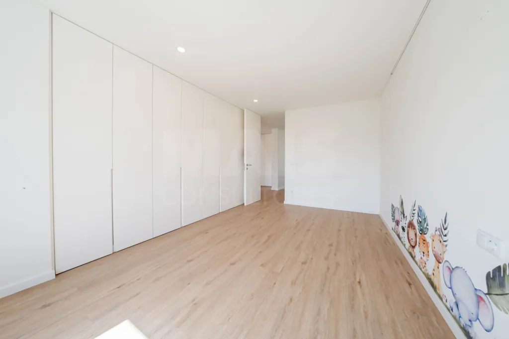 Moradia T3+2 Moderna com Vista Mar e Terraço Panorâmico