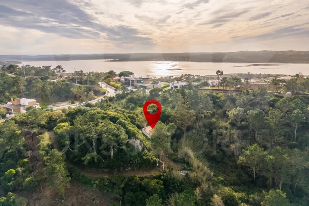 Refúgio Exclusivo na Foz do Arelho: Uma Oportunidade Única de Preservação e Natureza