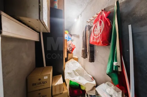 Imóvel Comercial no Centro de Peniche com Possibilidade de Conversão em Habitação
