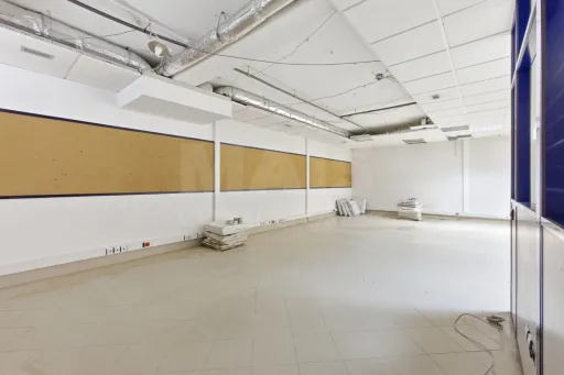 Loja e cave para serviços no centro de Alcobaça