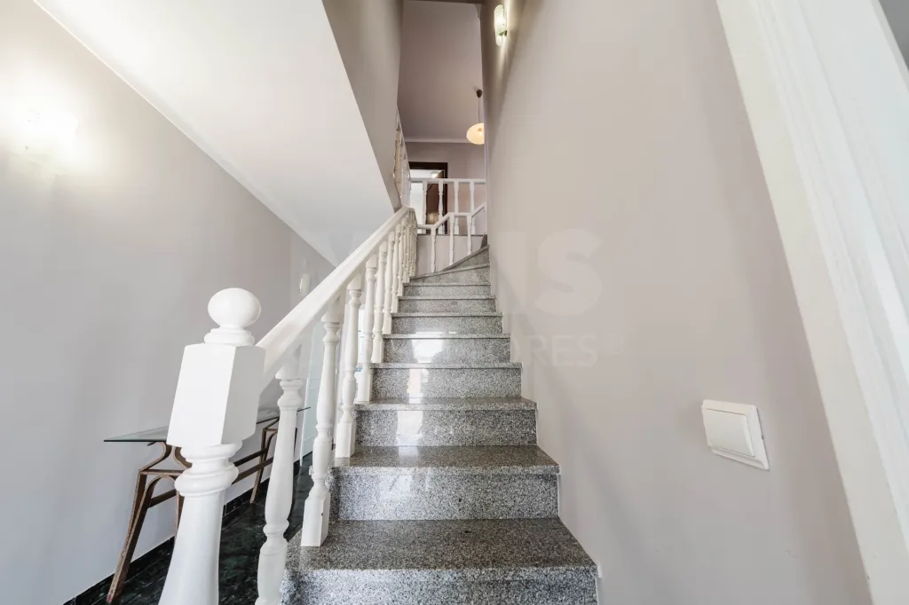Moradia T4 em Olho Marinho | 260m² | Lote 734m²