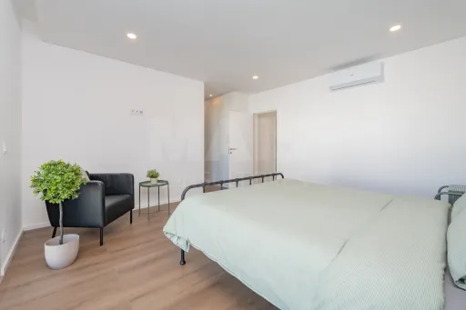 Moradia T3 contemporânea com piscina privada no Porto Alto